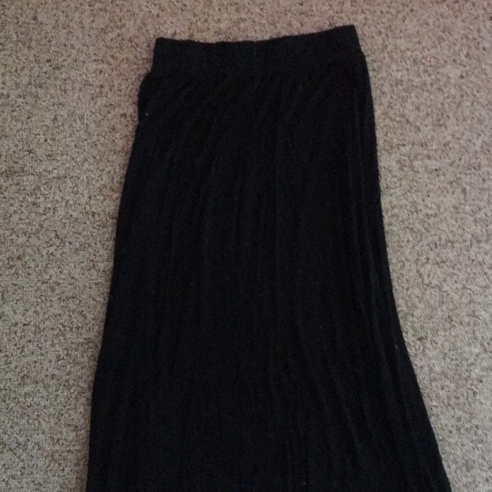 Black Women's Maxi Skirt - Classic Ribbed Style